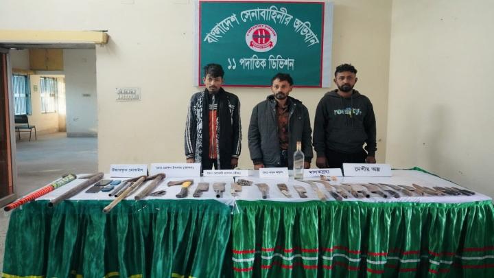 বগুড়ায় হাতকাটা সৌরভ-সানাউল গ্যাংয়ের বিরুদ্ধে অভিযান, অস্ত্রসহ আটক ৩ সদস্য